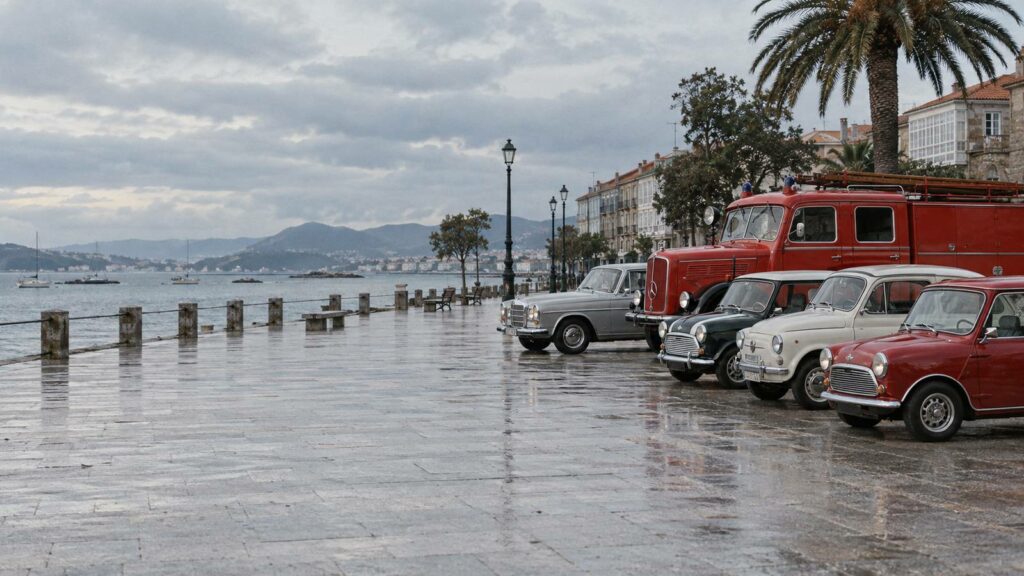 Concentración de clásicos en el paseo marítimo de Vilagarcía de Arousa, con un camión de bomberos antiguo