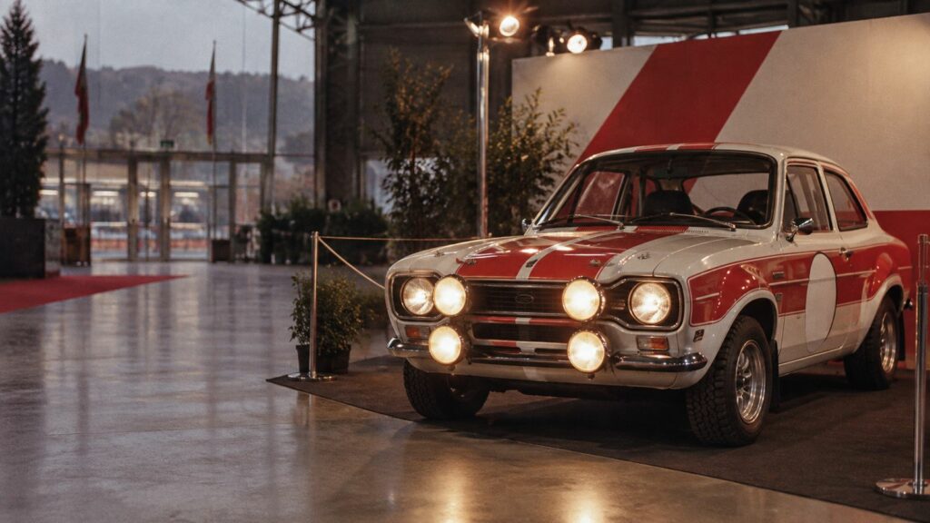 Ford Escort Mk1 de rally con decoración de época en un estand del recinto ferial de Amio